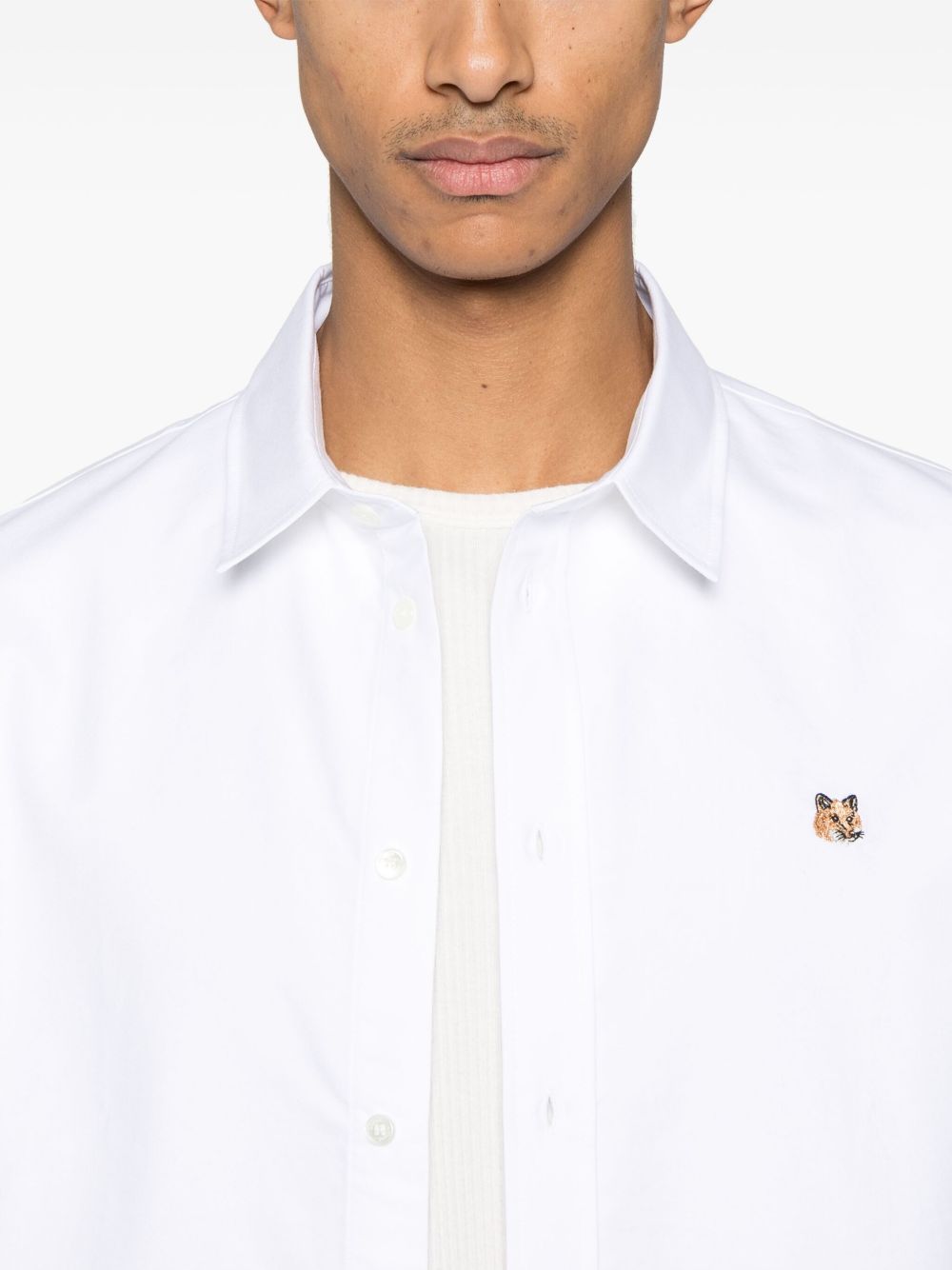 قميص Maison Kitsuné الكلاسيكي مع شعار رأس الثعلب.