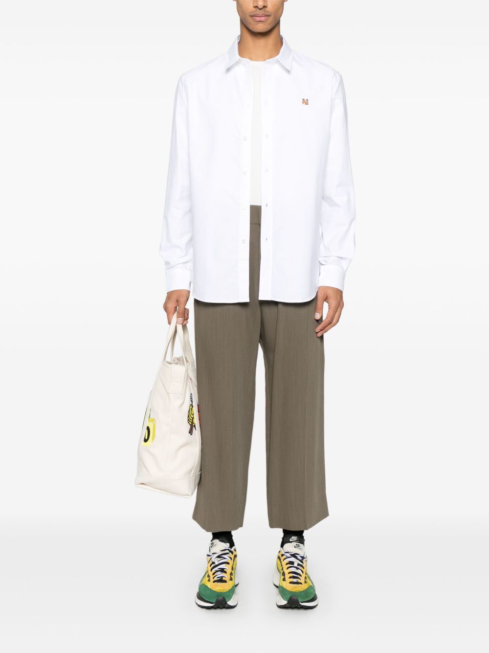 قميص Maison Kitsuné الكلاسيكي مع شعار رأس الثعلب.