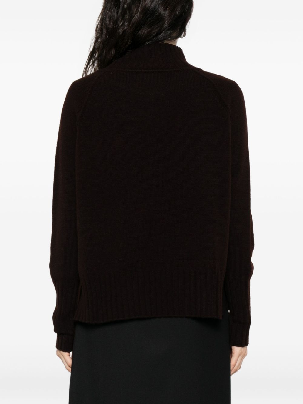 كنزة بي يو، لون بني