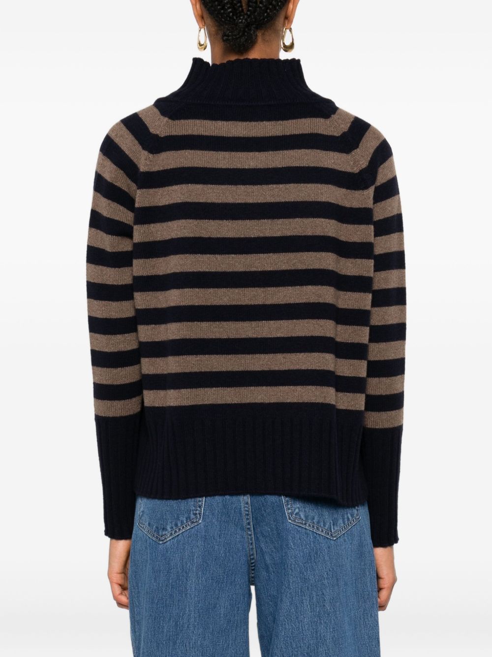 كنزة بي يو، لون بني