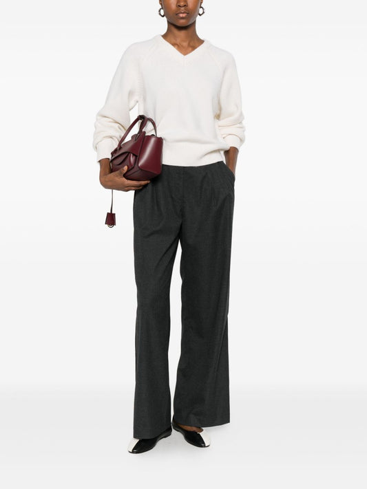 كنزات دانيت باللون العاجي