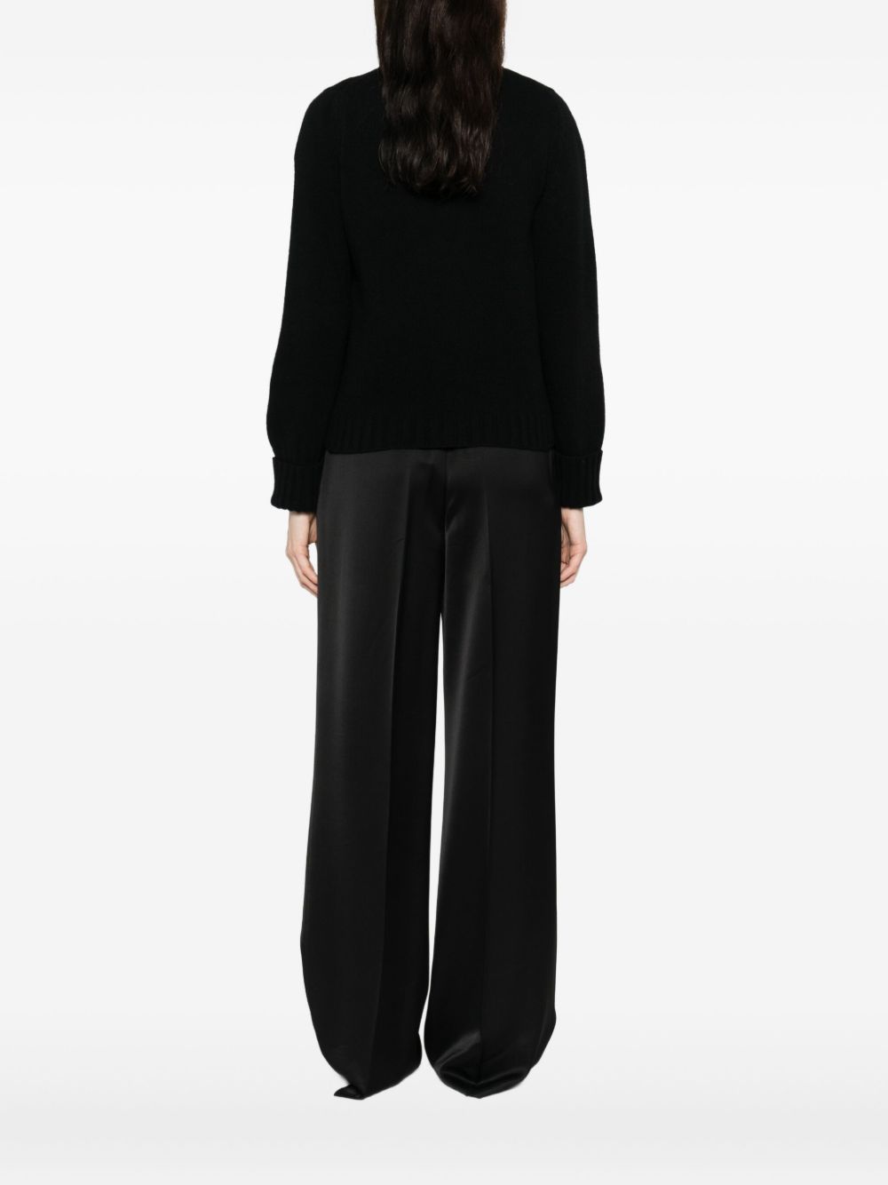 كنزة أساسية سوداء