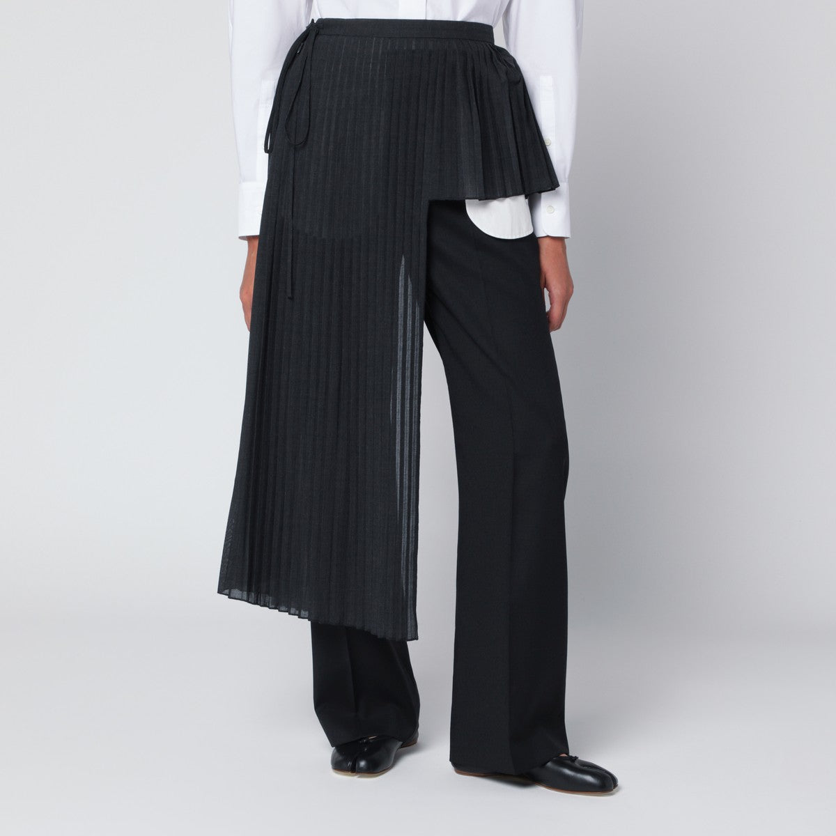 تنورة نصفية مطوية MKDT Studio باللون الرمادي Avery-Atelier