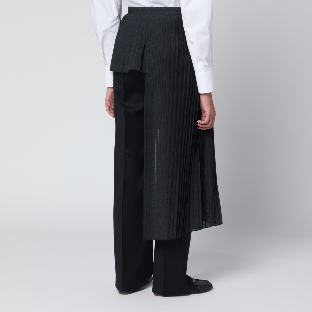 تنورة نصفية مطوية MKDT Studio باللون الرمادي Avery-Atelier