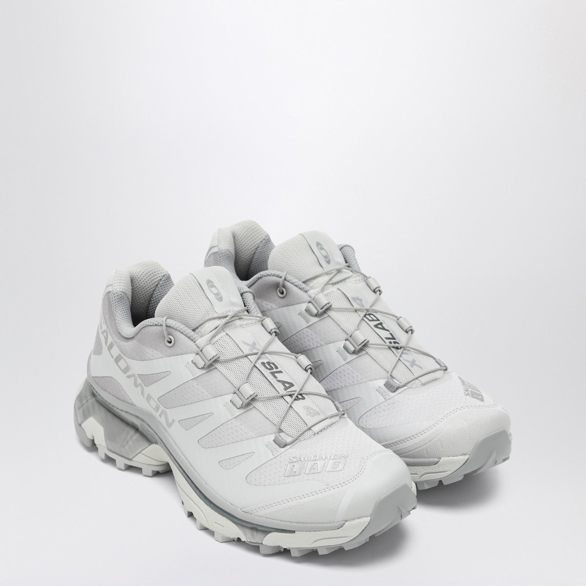 حذاء رياضي منخفض من Salomon، طراز XT-4 OG، باللون الصخري القمري/الفضي.