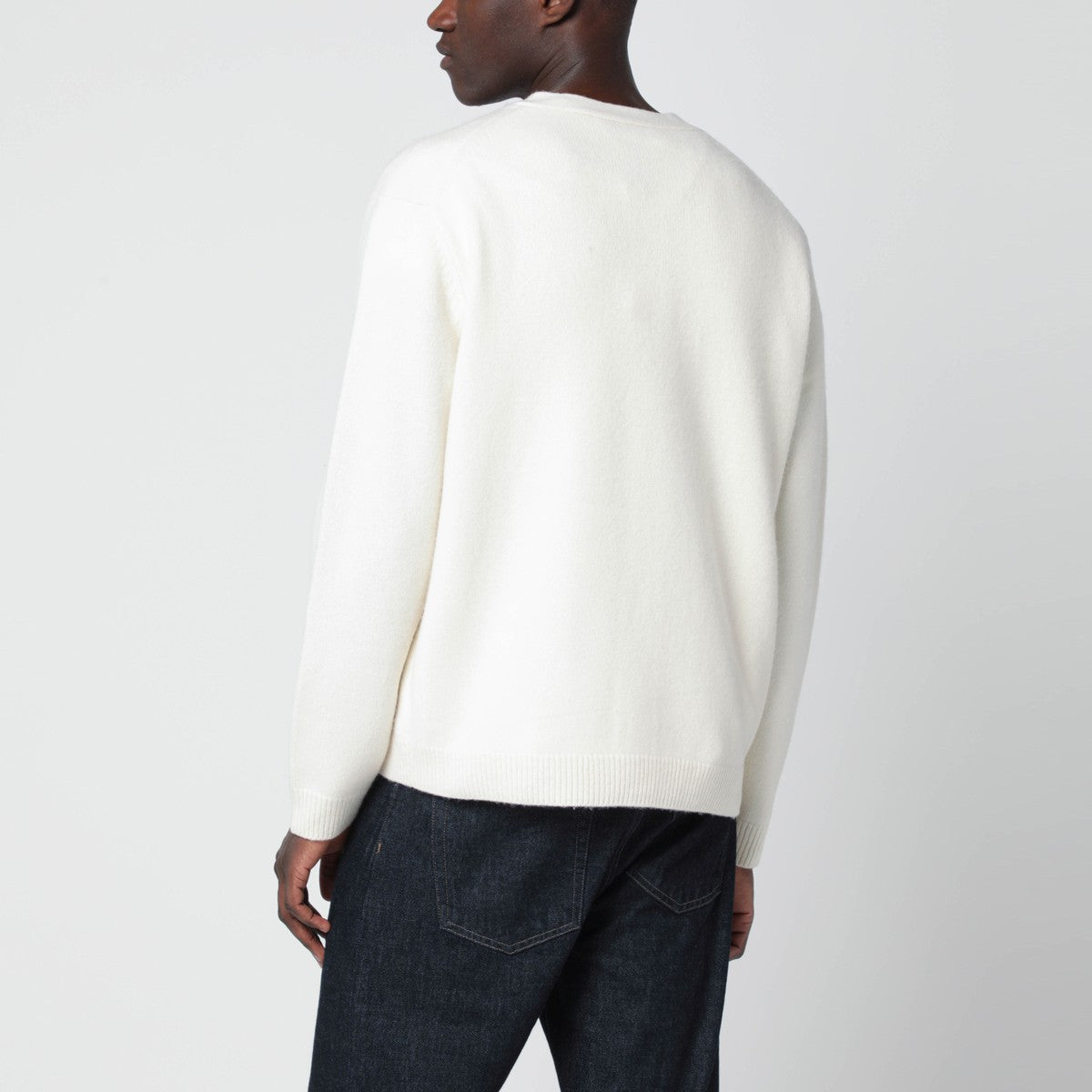 كارديجان من الصوف باللون العاجي من Maison Kitsuné مع نقش رأس الثعلب.