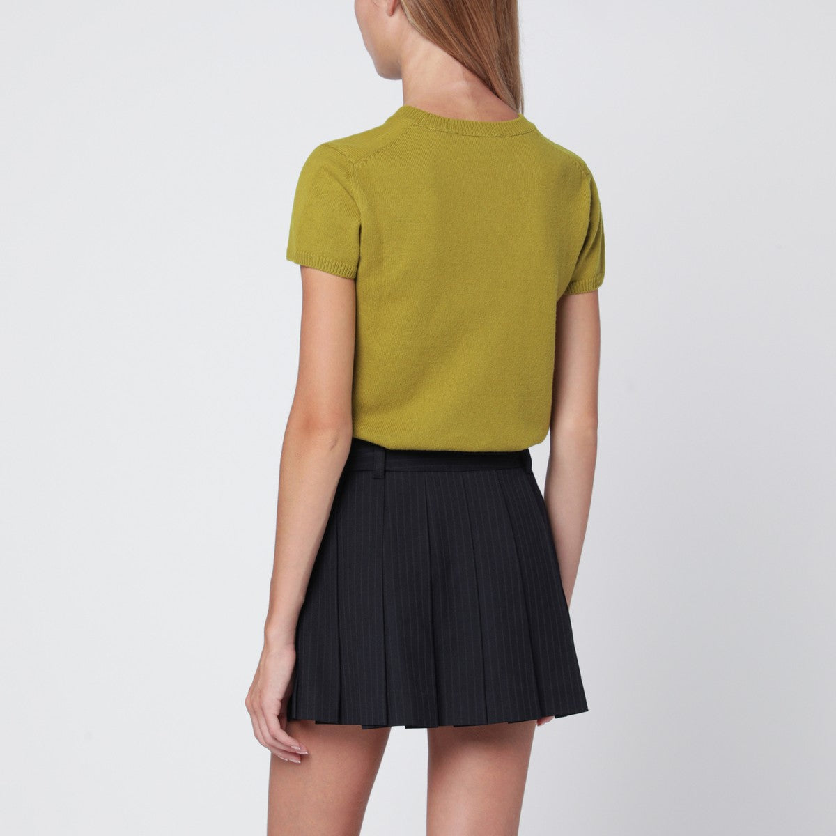 كنزة من مزيج الصوف باللون الأخضر الزيتي الداكن من Dunst