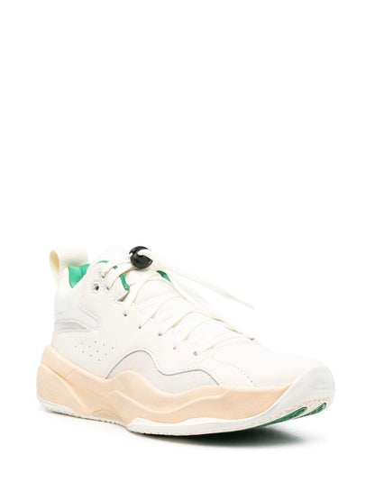 أحذية رياضية بيضاء من ماركة BRAND BLACK