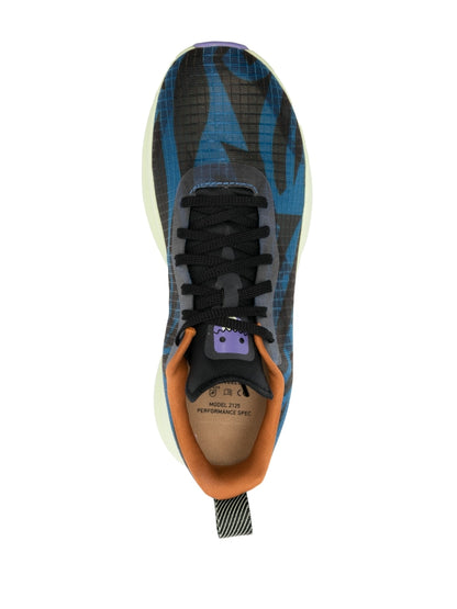 أحذية رياضية سوداء من ماركة BRAND، لون أزرق.