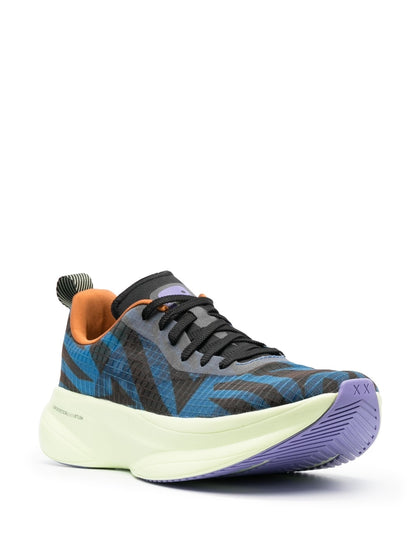 أحذية رياضية سوداء من ماركة BRAND، لون أزرق.