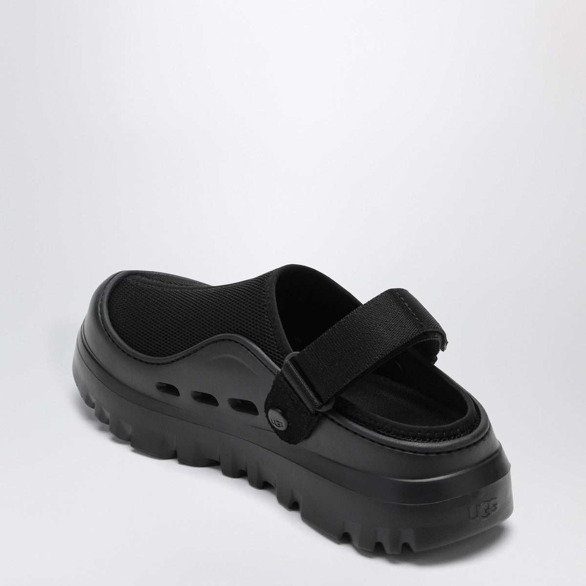 أحذية UGG PeakMod ذات الفتحات الجانبية باللون الأسود الغامق