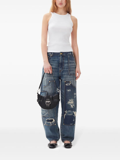 حقيبة يد صغيرة من جاني، طراز باكي، تُحمل على الكتف.