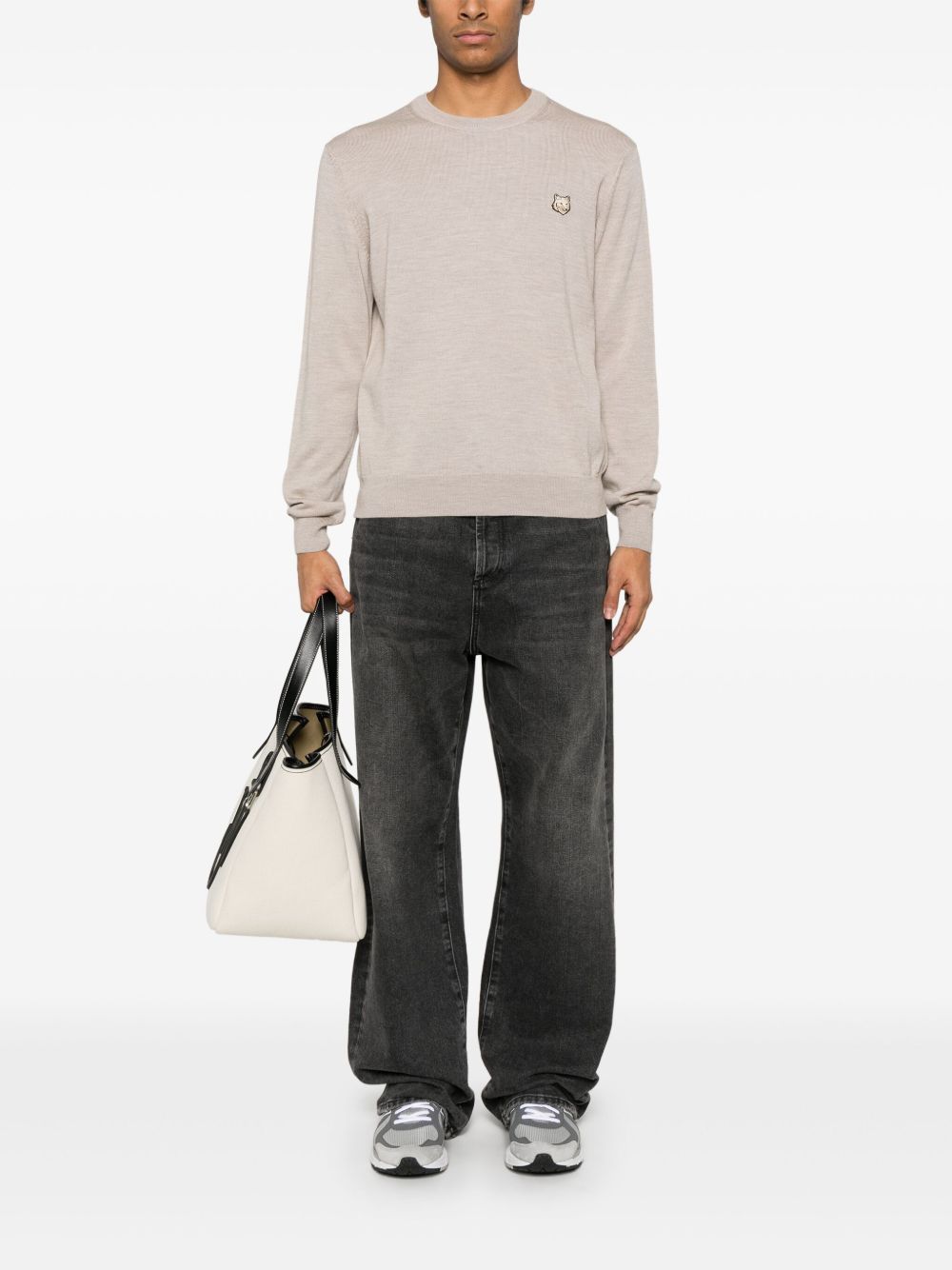 سويتر مزود برسوم ثعلب من Maison Kitsuné.