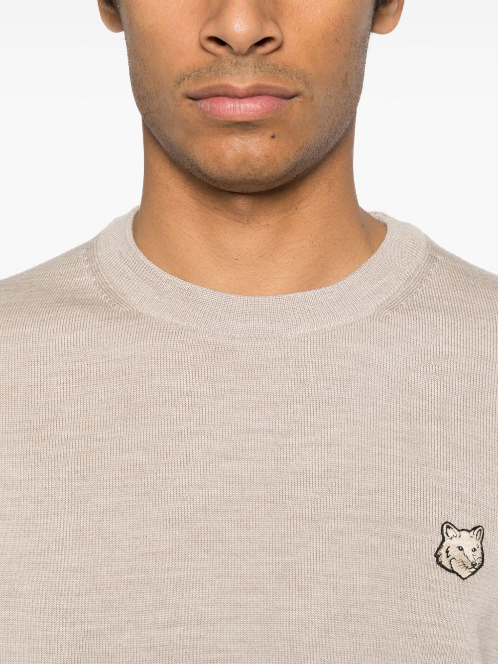 سويتر مزود برسوم ثعلب من Maison Kitsuné.