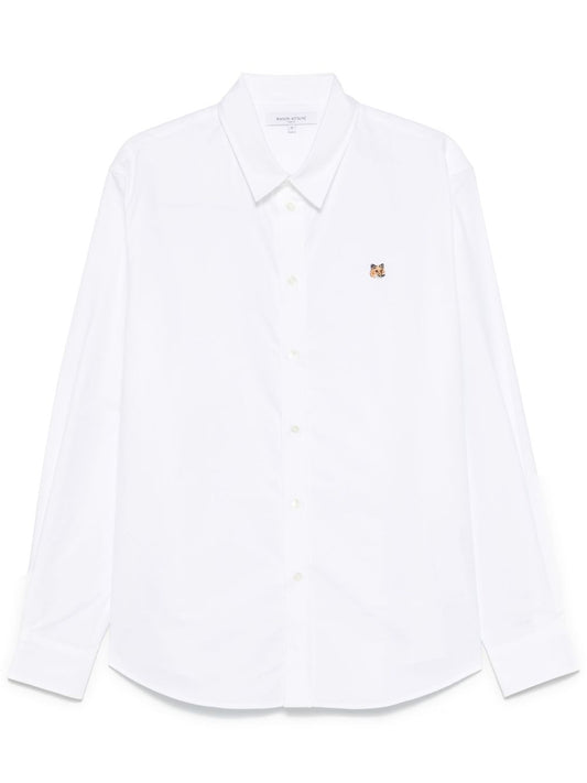 قميص Maison Kitsuné الكلاسيكي مع شعار رأس الثعلب.