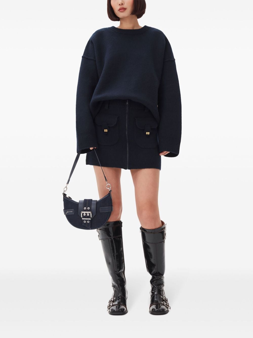 حقيبة يد صغيرة من الدنيم مع مشبك من غاني، تُحمل على الكتف أو في اليد.