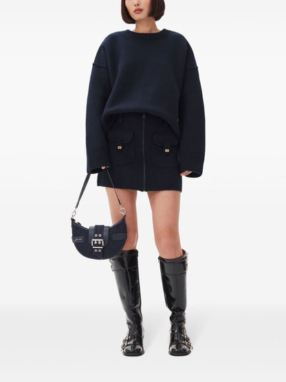 حقيبة يد صغيرة من الدنيم مع مشبك من غاني، تُحمل على الكتف أو في اليد.