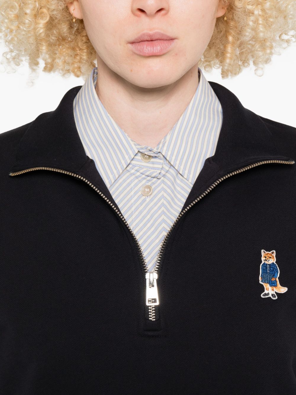 بلوز رياضي مزين بشعار مطرز من Maison Kitsuné