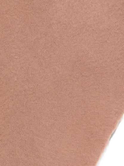 وشاح فاليريو سارتي ذو الحواف المنسوجة.