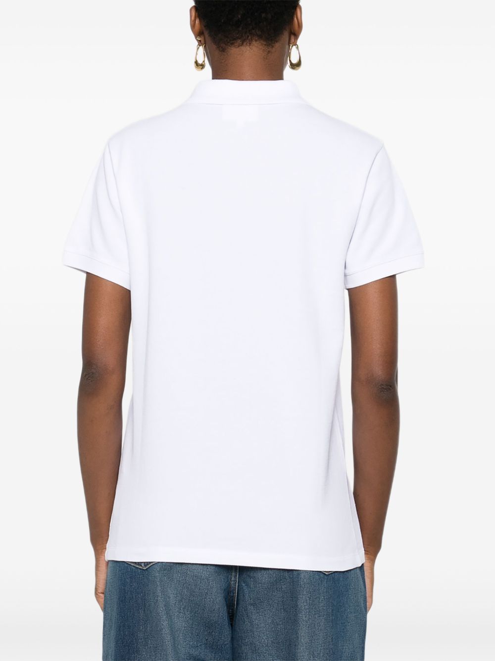 تيشيرت بولو مزين برقعة خياطة على شكل ثعلب من Maison Kitsuné