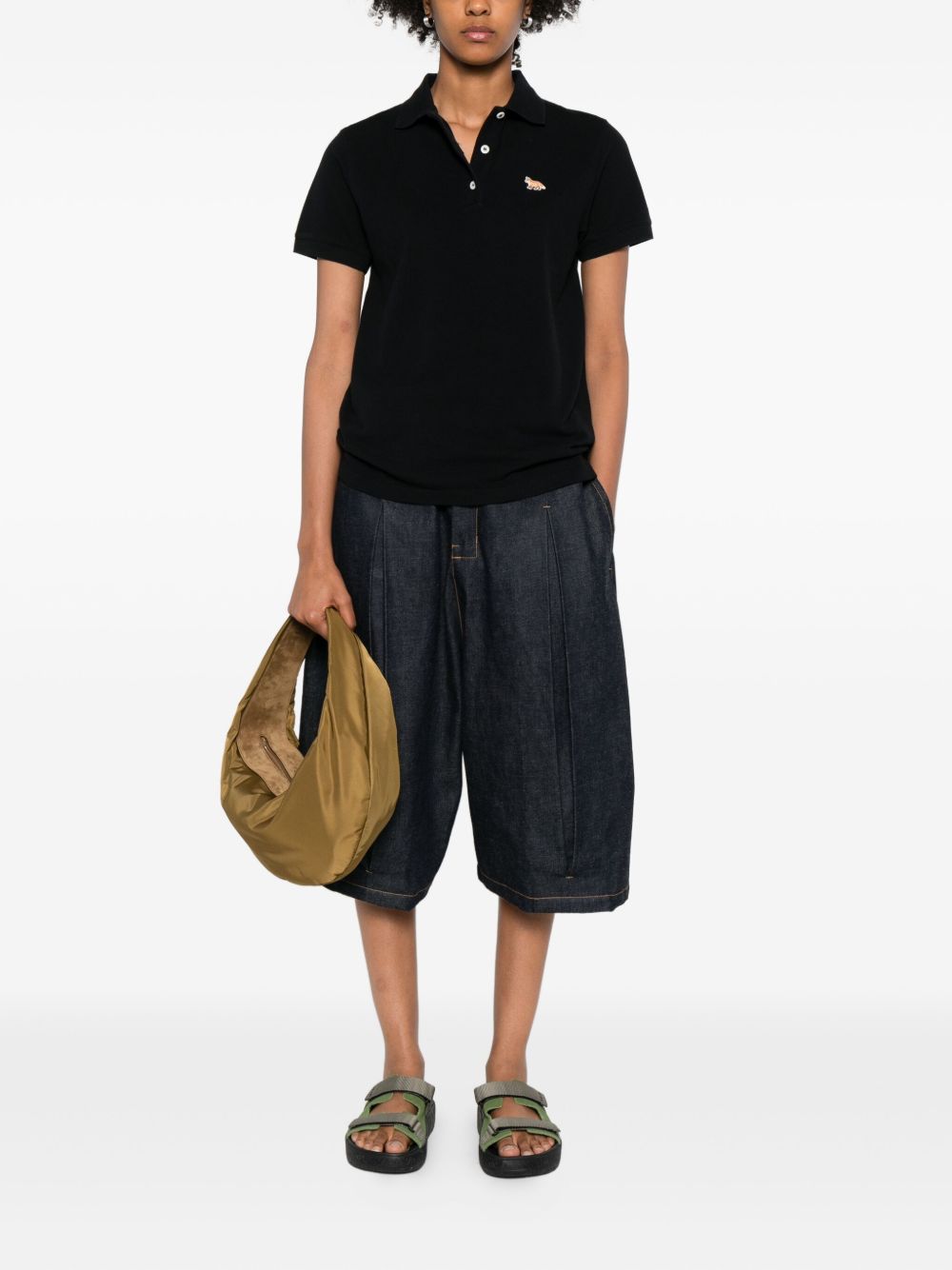 تيشيرت بولو مزين برقعة خياطة على شكل ثعلب من Maison Kitsuné