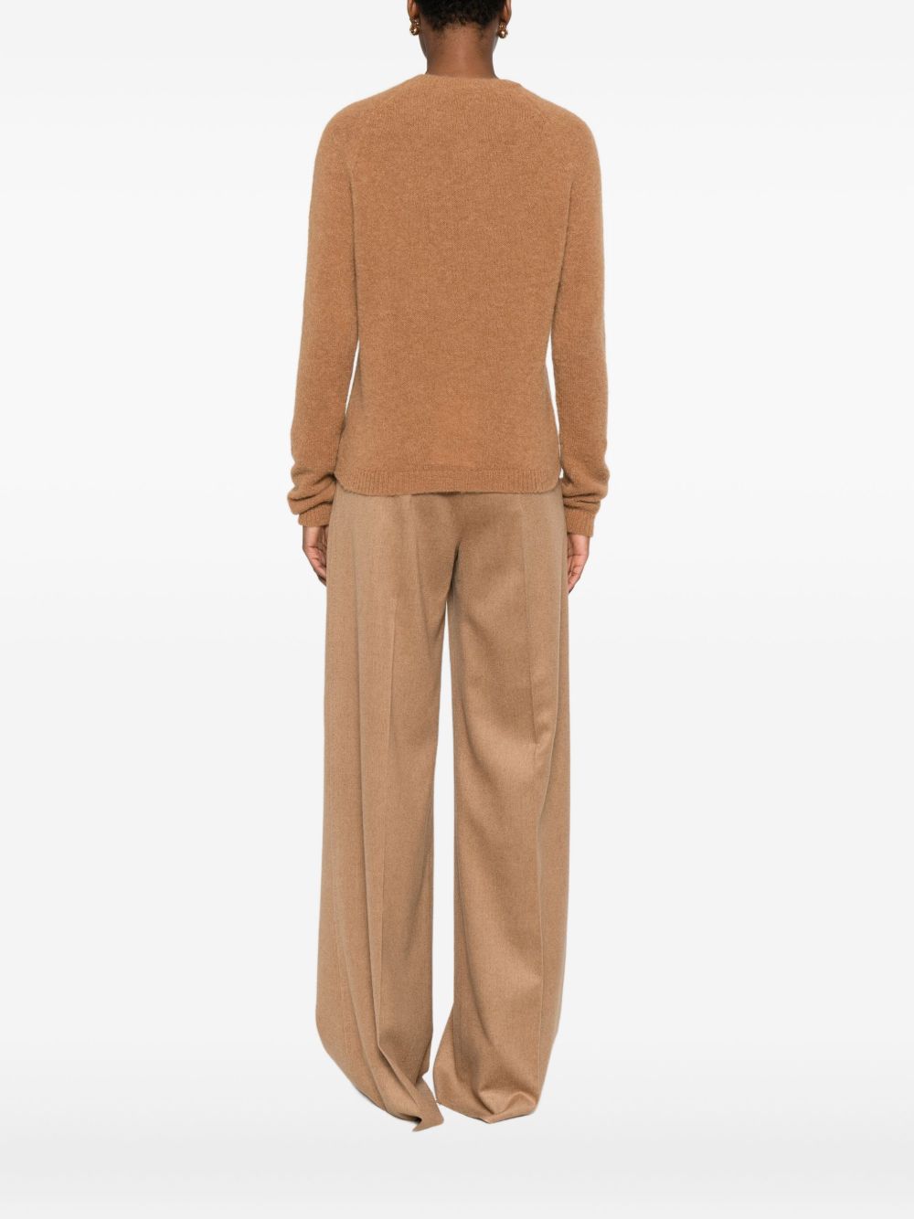 كنزة أساسية بلون الجمل