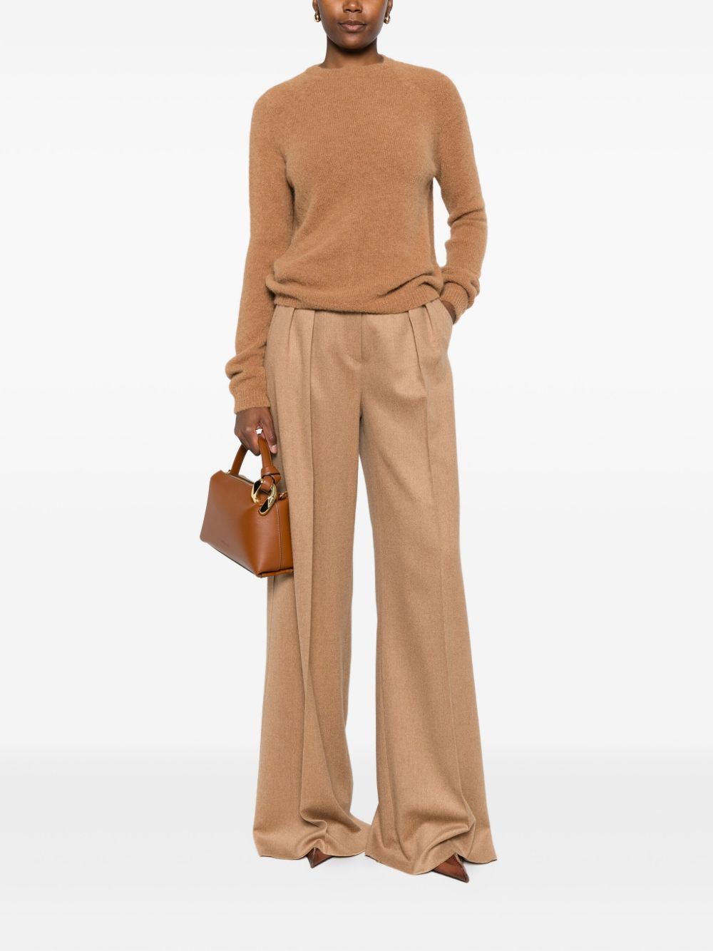 كنزة أساسية بلون الجمل