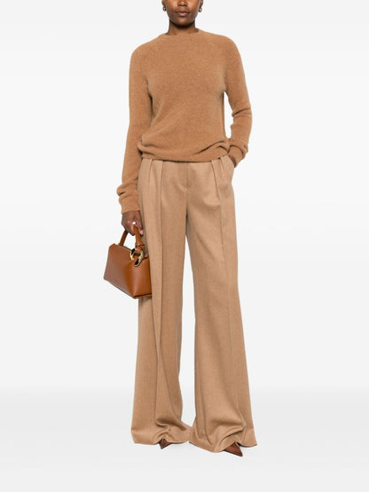 كنزة أساسية بلون الجمل