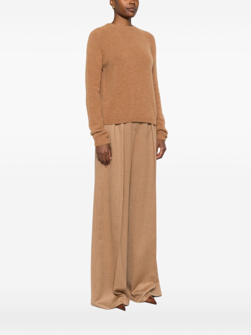 كنزة أساسية بلون الجمل