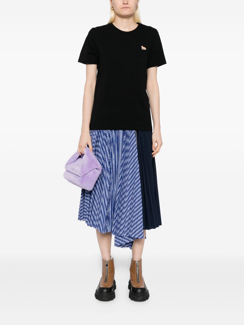 تيشيرتات وبولو من مايزون كيتسون (Maison Kitsuné) باللون الأسود.