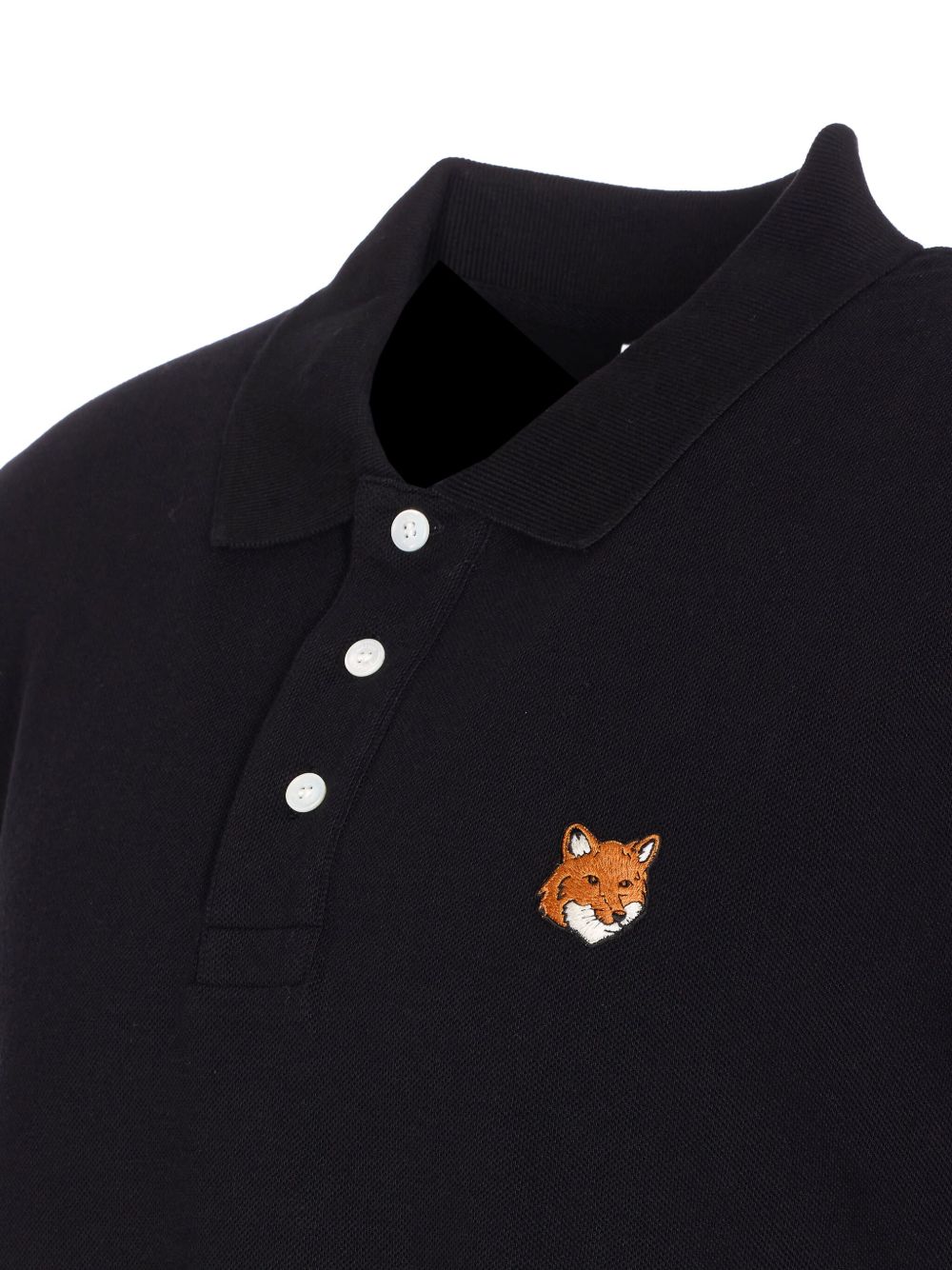 تيشيرتات وبولو من مايزون كيتسون (Maison Kitsuné) باللون الأسود.
