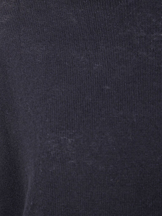 كنزة أساسية سوداء