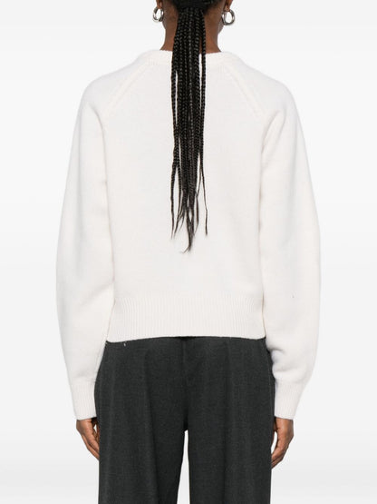 كنزات دانيت باللون العاجي