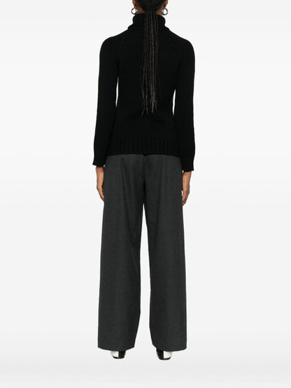 كنزة أساسية سوداء