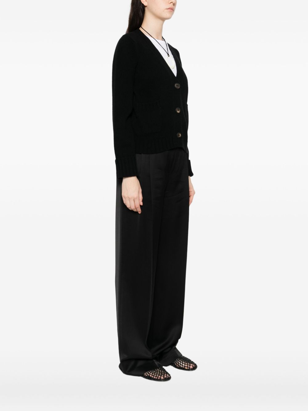 كنزة أساسية سوداء