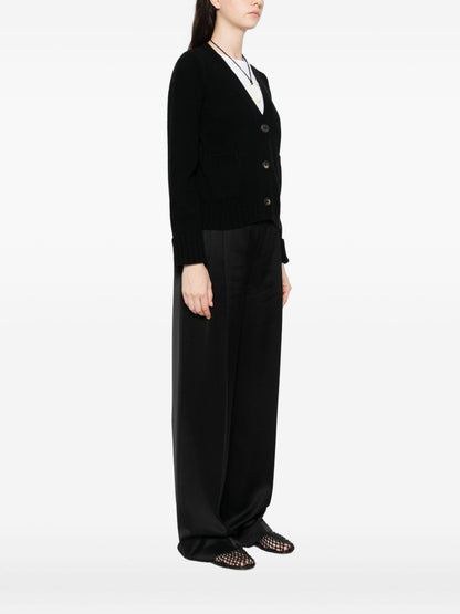 كنزة أساسية سوداء