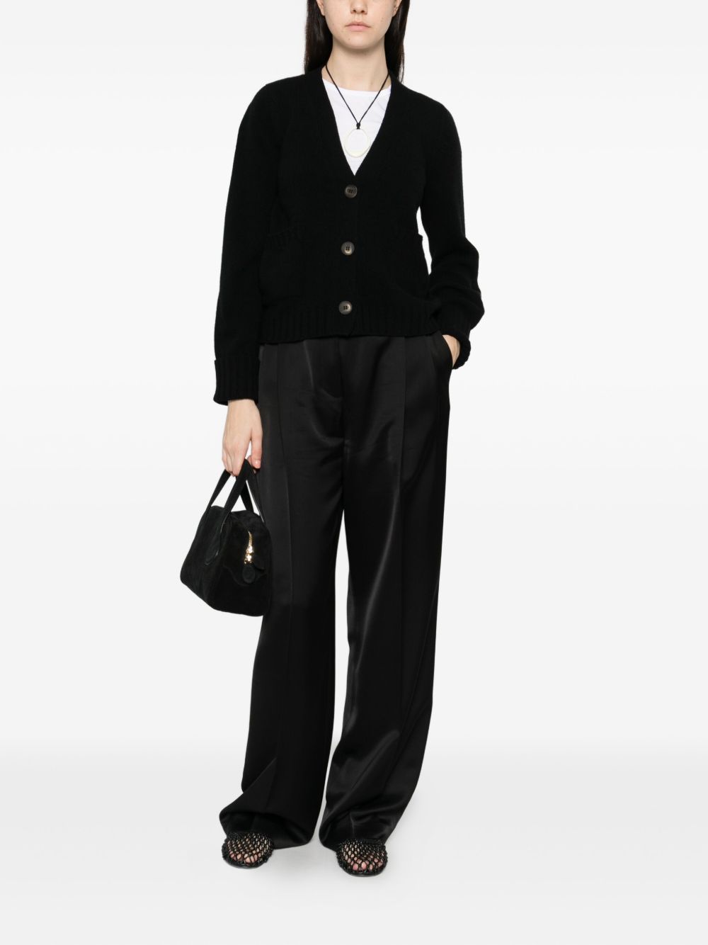 كنزة أساسية سوداء