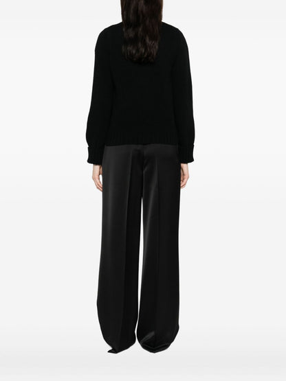 كنزة أساسية سوداء