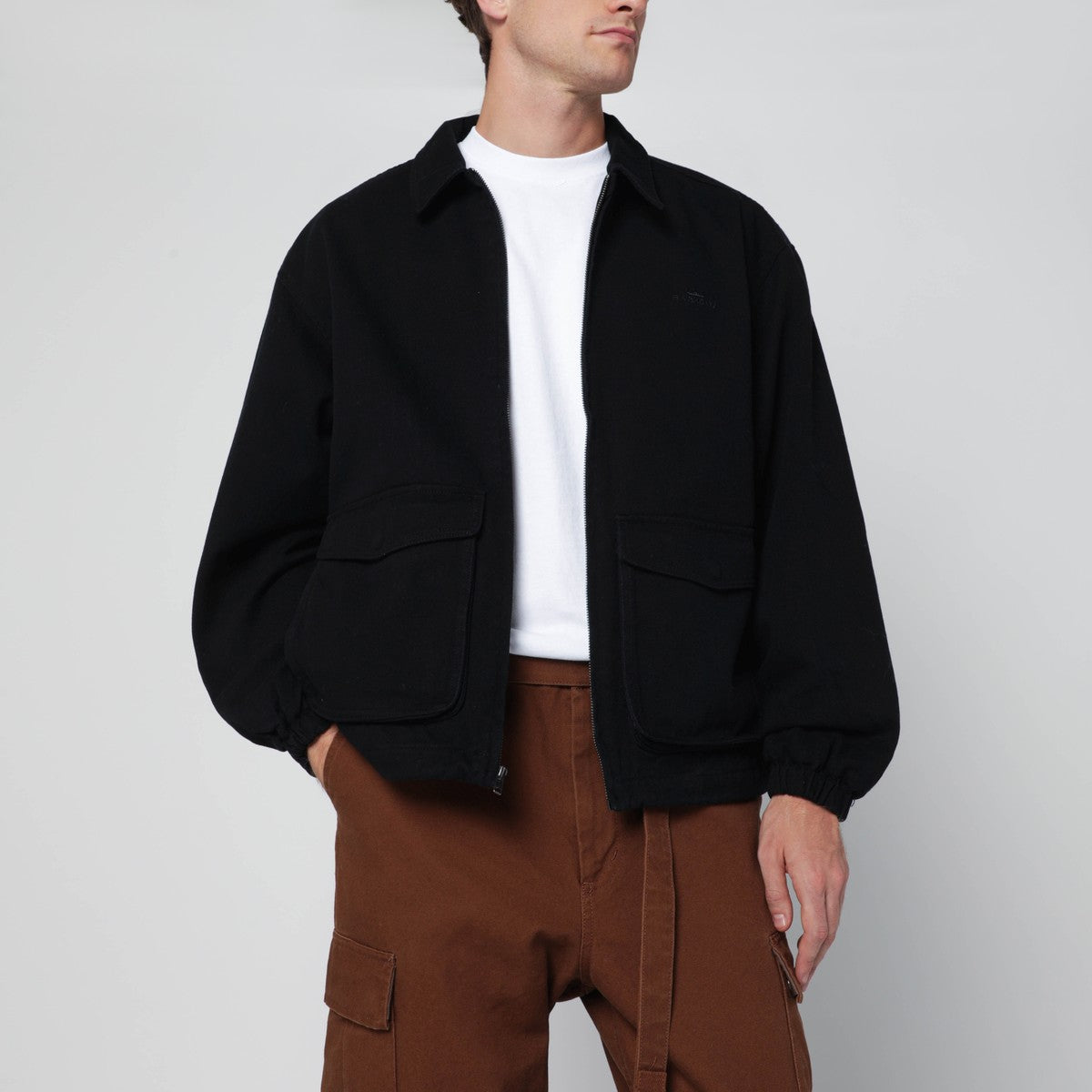 سترة Awake NY سوداء ذات سحاب أمامي مع شعار.