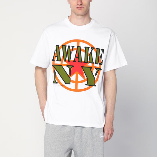 تيشيرت أبيض من Awake NY مطبوع عليه شعار الهدف.