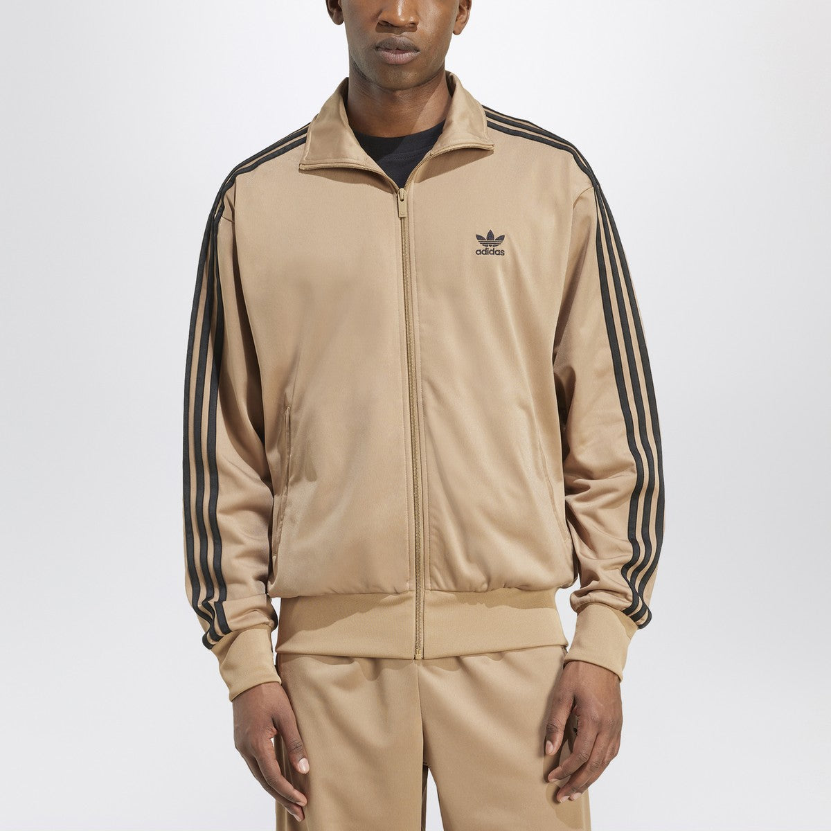 تيشيرت رياضي من adidas Originals بلون بيج، طراز Firebird.